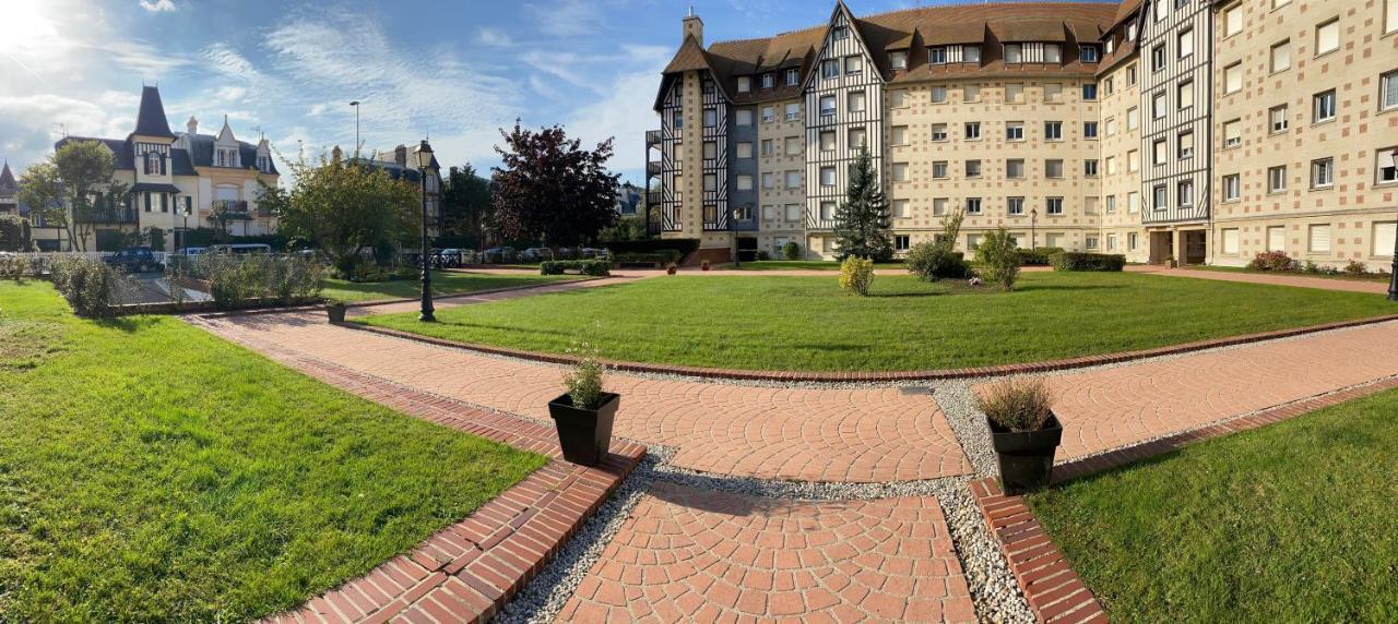 Le Deauvillais Deauville Bagian luar foto