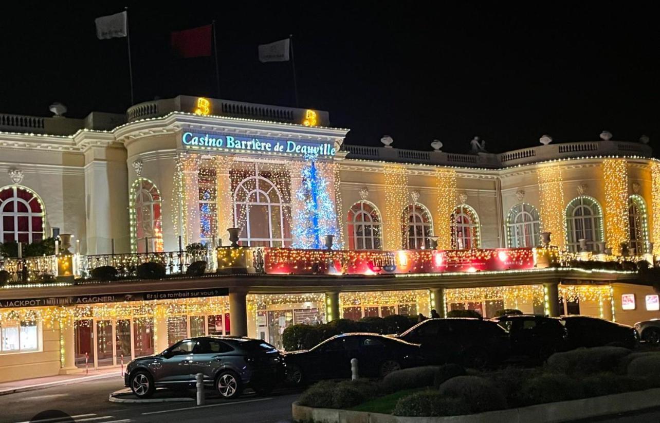 Le Deauvillais Deauville Bagian luar foto